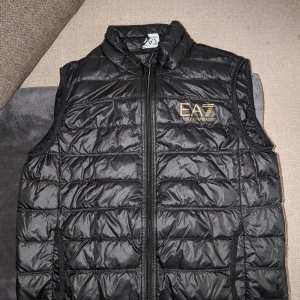 Väst killar  - Stl S i EA7 västen, som nyskick. Använd 5 gånger i små stunder.  Stl S i Moncler västen & den är också som nyskick & använd väldigt få gånger. 