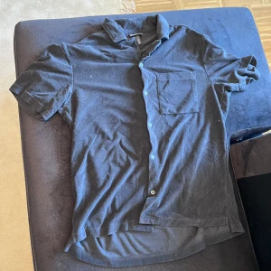 HM Sammet kortärmad skjorta L - Sammet Large skjorta 