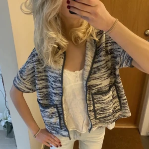 Kofta  - Säljer denna superfina kofta från zaras barnavdelningen, men passar xs/s💋💋💋