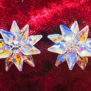 Exklusiva glittrande stjärnformiga örhängen i kristall.  2,6x2,6 cm.   Clips.   Helt nya och oanvända.    Ett par riktiga wow-örhängen!
