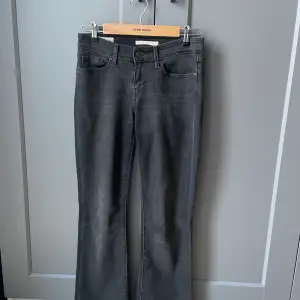 Levis 715 Bootcut Jeans, låg midja W25 Längd: Uppsydda då dem var för långa. Passar mig perfekt som vanligtvis har L30. Använda men väldigt fint skick. Beninnerlängd: 74cm Pris: 200kr