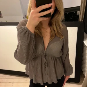 Zara blus  - säljer min fina zara blus för att jag ej använder den. använd 2 gånger. super fint skick 