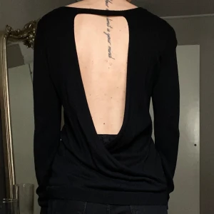 Stickad tröja med djup rygg - Svart stickad tröja med djup rygg. Storlek s. Passar xs-s. Säljes pga att den inte används längre. Kan hämtas i göteborg eller skickas 😊