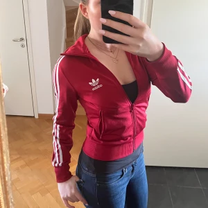 Adidas zip up  - Super fin! Perfekt skick skriv vid frågor! 