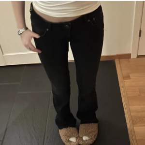 Säljer vidare dessa jeans från zara då dom var för korta för mig (är ca 173). Dom har några defekter längst ner vid byxbenet. Dom är använda och lite slitna i färgen. 🚨‼️Obs. Modellen finns inte att köpa längre på Zara.🚨‼️