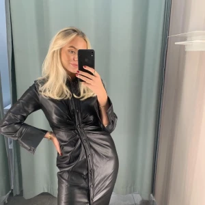 Pu-klännning VMSOLANORA - Superfin klänning VMSOLANORA från Vero Moda. Aldrig använd, storlek XS.  Nypris 650kr. Frakt tillkommer. 