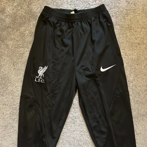 Liverpool byxor  - Helt nya Liverpool byxor sköna att ha på sig och träna i riktigt snygga 🫡