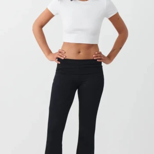 Yogapants - Gina Tricot soft touch folded trousers. Använda en gång. Säljer för att jag hade köpt fel storlek. 