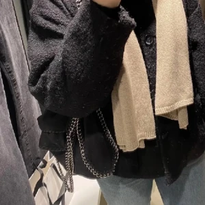 Stella McCartney  - Säljer min andra Stella McCartney, dustbag och tag medföljer, se bild 3 för defekt, dragkedjan inuti är lite trasig men inget större problem, pris kan diskuteras vid snabb affär❤️ BYTER INTE