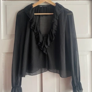 Blus  - Säljer min svarta blus från zara. Har endast använt den tre gånger därav priset. Vid snabb affär kan prisent diskuteras