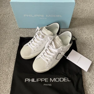 Philippe Model PRSX - Tjena, säljer nu dessa Philippe Model PRSX i storlek 40 men passar 41-42. Dom är helt nya. Bara att höra av dig för fler bilder/frågor. 