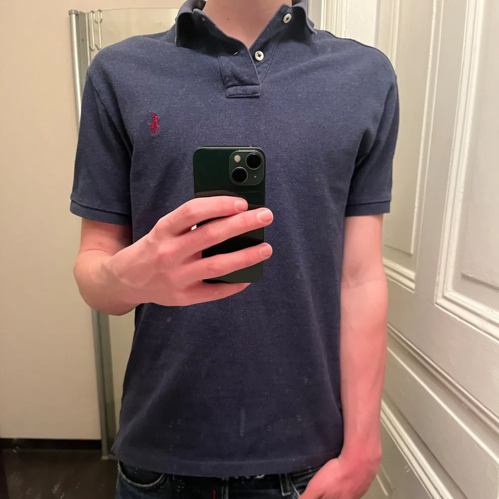 Ralph Lauren piké i storlek M passar S! Modellen är 175cm lång! Nypris över 1200kr! Kan gå ner i pris vid smidig affär!🙌🏽🙌🏽. T-shirts.