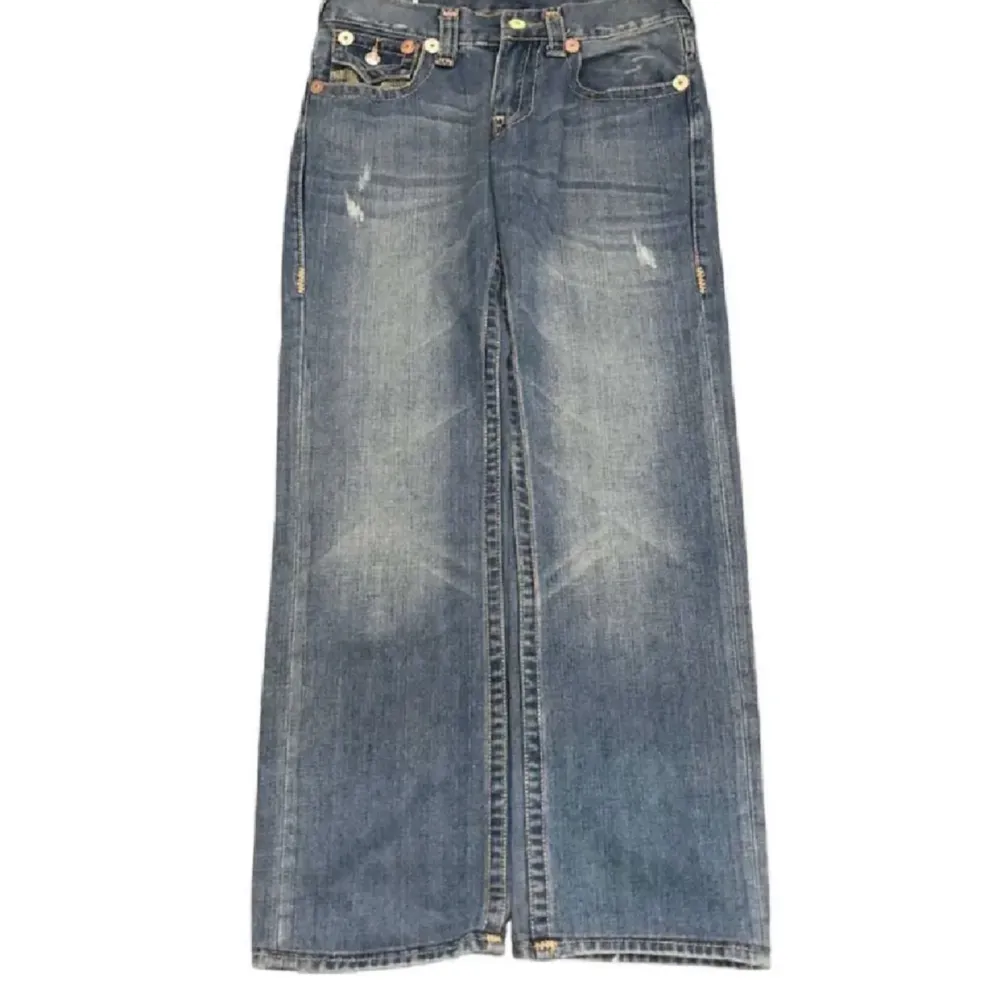 Skitsnygga true religion jeans bootcut/baggy beroende på hur ens kropp ser ut, säljer då jag behöver pengar och ångrar köpet😋den har lite defekter och original knappen där framme har bytts till en annan av förra ägaren, 💋lånade bilder💋. Jeans & Byxor.