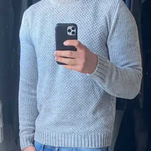 Stickad tröja från !Solid  - Riktigt fet stickad tröja från !solid. Modellen är 187 och väger 80 kg. Hör gärna av dig för fler frågor 🙏