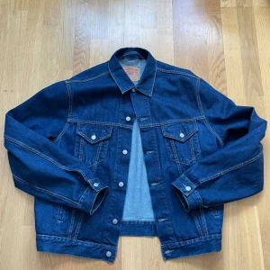 Jeansjacka  - Hej! Säljer en riktigt najs jeansjacka! Baggy och najs! Finns i Stockholm och kan skickas! 
