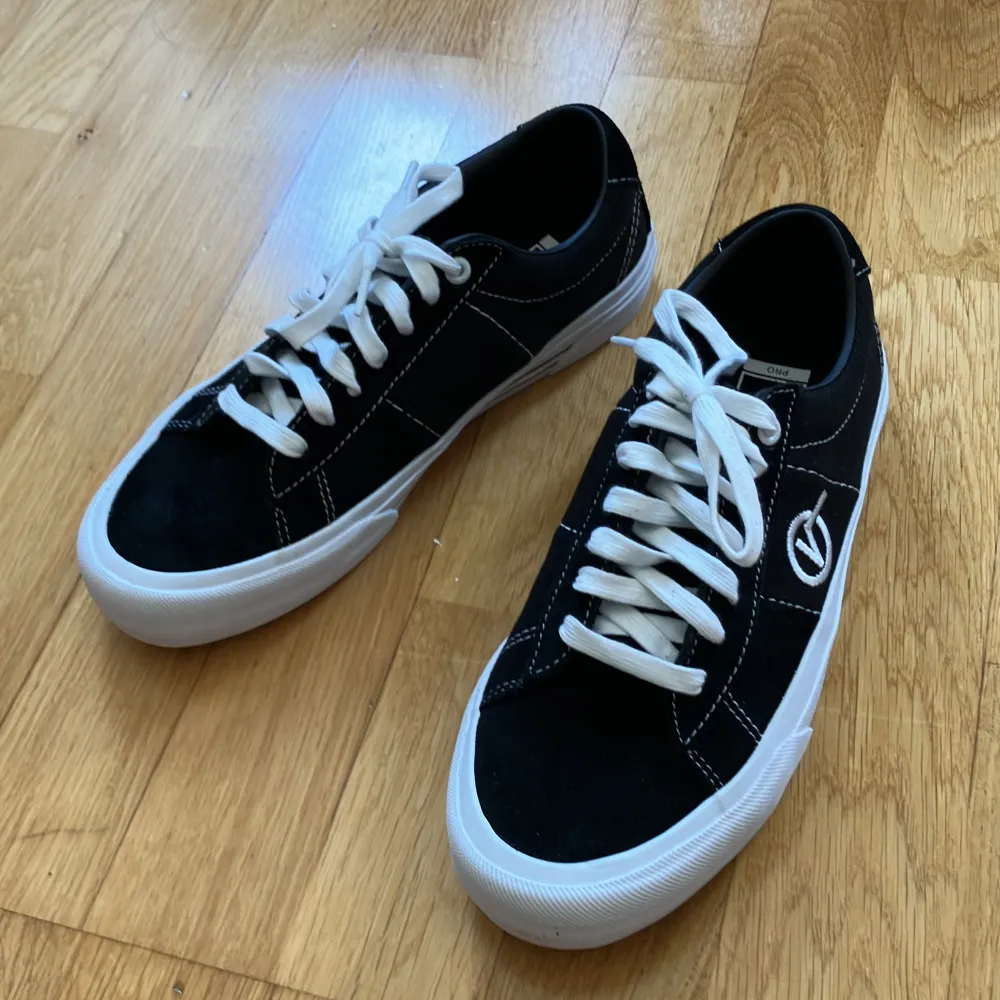 Vans skate sko. Saddle sid pro, black/white Ny skick. För små för mig.  Storlek US 7,5 Eur 40. Skor.