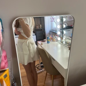 Vit volangkjol med rosett - Vit volangkjol från zara med rosett perfekt till sommaren☀️💞🤞🏼 Använd gärna köp nu!
