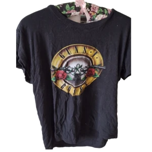 Guns n' roses t-shirt - En supercool Guns n' roses t-shirt som jag har använt ungefär 2 gånger men annars i bra skick. Det finns lite katthår på men det går bort i tvätten (tvättar alltid kläder innan jag postar) ❣️