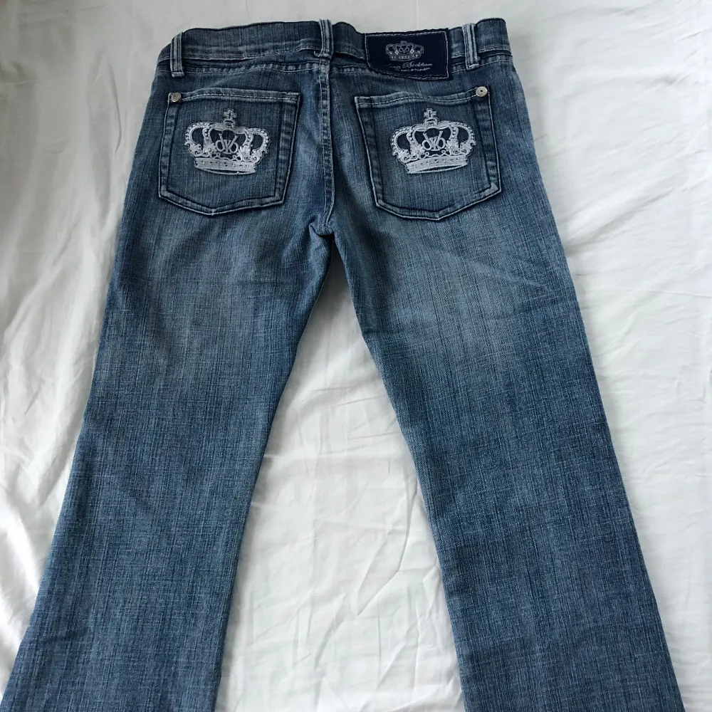 säljer dessa sjukt snygga low waisted vb jeans, slitna längst ner och har tappat några ”kristaller” annars i väldigt bra skick, storlek 29, innerbenslängden är ca 79/80cm och midjemåttet rakt över är ca 40cm💕skriv gärna om ni har fler frågor 🤍. Jeans & Byxor.