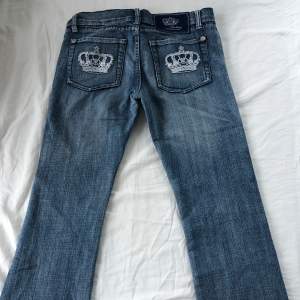 säljer dessa sjukt snygga low waisted vb jeans, slitna längst ner och har tappat några ”kristaller” annars i väldigt bra skick, storlek 29, innerbenslängden är ca 79/80cm och midjemåttet rakt över är ca 40cm💕skriv gärna om ni har fler frågor 🤍