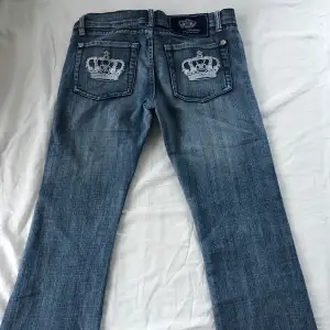 säljer dessa sjukt snygga low waisted vb jeans, slitna längst ner och har tappat några ”kristaller” annars i väldigt bra skick, storlek 29, innerbenslängden är ca 79/80cm och midjemåttet rakt över är ca 40cm💕skriv gärna om ni har fler frågor 🤍