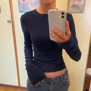 A-DSGN TRÖJA - Säljer denna fina mörkblå långärmade tröja från Alice Stenlöfs klädkollektion A-DSGN. Bra skick, nästan aldrig använd skulle jag säga! Går ej längre att få tag på! Kan även tänka mig att byta mot en xs eller s!