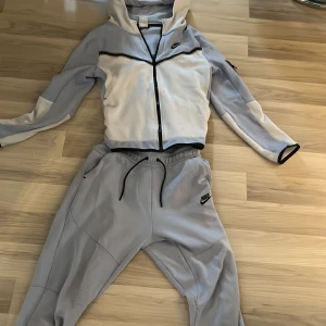 Nike tech  - Den är i väldigt fint skick bara använt ett Använd fåtal gånger skulle säga 9/10 i skick och den är i storlek Xl barn men skulle säga att den passar xs,det är en väldigt fin färg då den är lila/blå, pris kan diskuteras vid en snabb affär😃