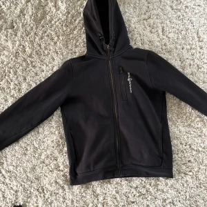 Sail Racing Zip Hood - Säljer denna Zip Hood. Kvalite 8/10. Hör av er vid minsta fundering. 
