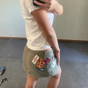 Vintage militär kjol - Vintage med så snygga detaljer. Militärgrön. Storlek xs. Sitter så bra på mig som alltid brukar ha xs i kläder.  Inga defekter