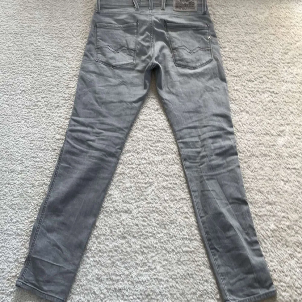 Dessa stilrena Replay jeans är i bra skick✨ Längd/Bredd 30/27📏 Passformen är slim. Skriv gärna om du har en fråga!. Jeans & Byxor.