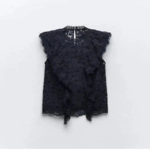 Topp från zara - En marinblå topp från zara i strl xs, säljer för 260kr och använt fåtal gånger 