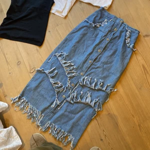 Kläd bundle - Outfit bundle t. cool denimkjol!  Tröjor: Zara boatneck, svart Handover, vit Brandy Melville, vit Divided, svart  Kjol: Vintage 