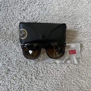 Rayban Boyfriend - Tjena säljer dessa trendiga Rayban Boyfriend i färgen svart. Allt på bilden följer med. För fler bilder/frågor är det bara att höra av dig
