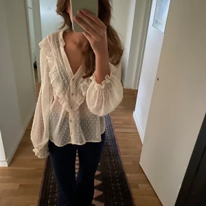 Zara blus - Jätte fin zara blus som inte längre går att köpa i butik, säljer då den inte kommer till användning! Ganska liten i storleken, passar mig perfekt som brukar ha Xs/s💞