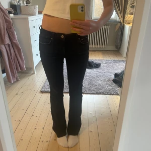 Svarta lågmidjade jeans  - Säljer dessa snygga och eftertraktade jeansen från zara som inte säljs längre!!😇Väldigt bra skick!! Säljer likadana fast blå också 