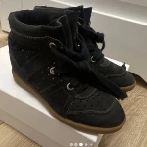 Isabel marant  - Isabel marants i storlek 36. Finns lite små defekter på skorna som bl.a syns på sista bilden. Det finns också ett ställe där tyget har spräckts förut men som nu är lagat så inget som är jätte synligt. Kan skicka bilder privat om det önskas! 