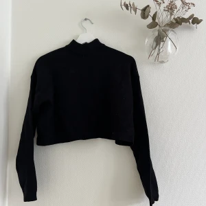 Halv polo stickad  - Halv polo tröja, stickad från bershka i storlek S, använd 1-2 ggr så i nyskick!🌷