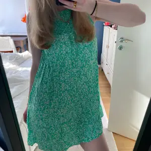 Söt grön klänning till sommaren! Luftig och najs, knappt använd!💚