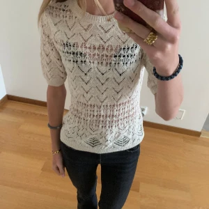 zara tröja 💗🙌🏻 - en jätte fin stickad tröja i pointelle. Säljer då den inte kommer till användning! 💗 Den passar med mycket och är sparsamt använd! Nypris 299kr🙌🏻💗