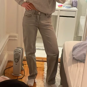 Straight lågmidjade jeans - Straight lågmidjade jeans från Gina Tricot. Nästan helt oanvända så i väldigt fint skick! Nypris 500kr. Storlek 32! Modellen heter ”low straight jeans”. Kan mötas i Stockholm annars står köparen för frakt! Skriv för fler bilder och frågor🩶🩶🩶
