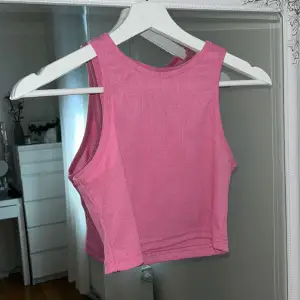 Säljer mitt rosa linne i strl XS då de aldrig kommer till användning. Sparsamt använd, i bra skick. Tryck gärna på köp nu.💕