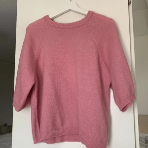 Stickad t-shirt - Intressekoll på denna fina tröja. Storlek S. Använt ett fåtal gånger 