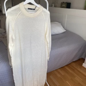 Stickad klänning  - Finstickad klänning från lager 157 i st S.  Ordinarie pris 200 säljer för 50kr. Helt oanvänd så som nyskick🥰