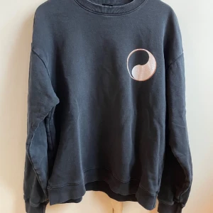 Our Legacy X Stussy - Intressekoll! Crewneck köpt på Our Legacy 2021,  collab Stussy och Our Legacy. Den är i fint skick men lite urtvättad, vilket gör den mycket fetare enligt mig. Säljer den pga av att jag inte finner lika mycket användning av den längre. Fråga på!