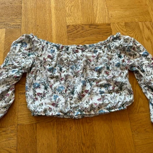 Blus  - Säljer en blus från H&M (divided), nytt skick i storlek 36.