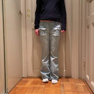 Här är ett par jätte snygga Low waist jeans med ljusblå färg och knappt använda! Dom är tyvärr för små för mig och därför hill jag sälja. Dom är i väldigt bra skick och använda typ 2 gånger. Dom har också två fickor där fram med knapp!