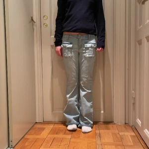 Low waist jeans - Här är ett par jätte snygga Low waist jeans med ljusblå färg och knappt använda! Dom är tyvärr för små för mig och därför hill jag sälja. Dom är i väldigt bra skick och använda typ 2 gånger. Dom har också två fickor där fram med knapp!