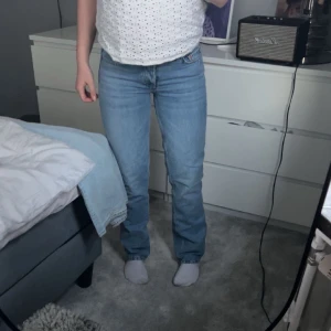 Lågmidjade blåa jeans❣️ - Kom privat vid frågor och funderingar❣️ köparen står för frakten💗