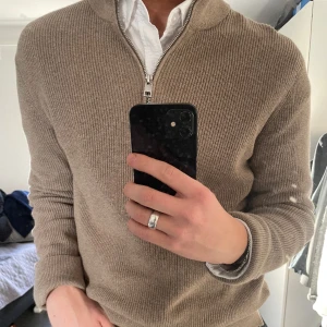 HALF-ZIP - NYSKICK - Säljer denna feta tröjan i nyskick. Passar M-L. 