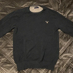 Stickad tröja från Gant - Mörkblå stickad tröja från Gant i storlek small